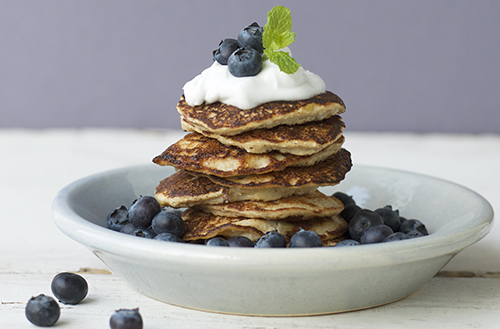 Äpple- och kokosplättar med kanel och blåbär